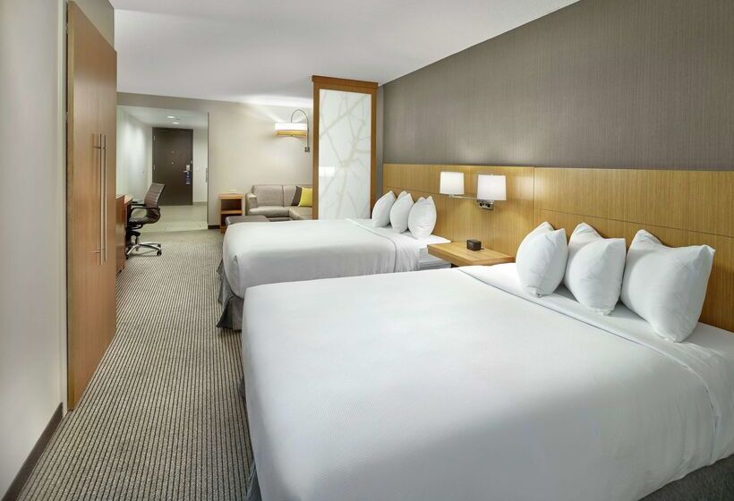 בית מלון כפרי Doubletree By Hilton Edmonton Downtown