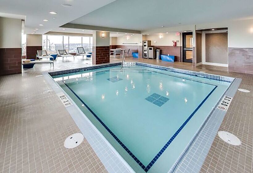 בית מלון כפרי Doubletree By Hilton Edmonton Downtown
