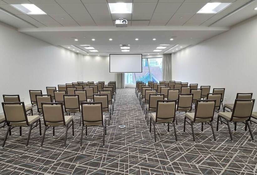 هتل Doubletree By Hilton Edmonton Downtown