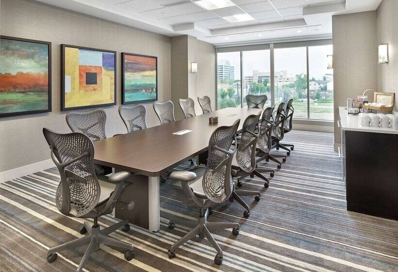 בית מלון כפרי Doubletree By Hilton Edmonton Downtown