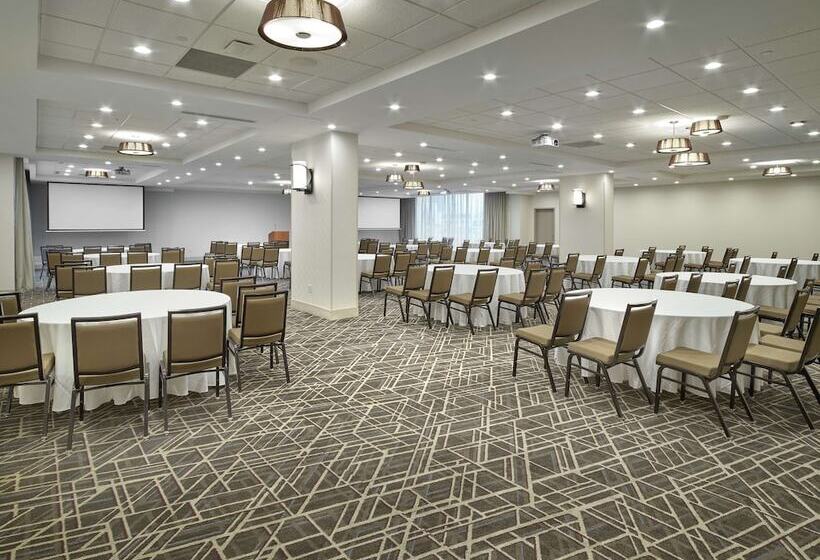 בית מלון כפרי Doubletree By Hilton Edmonton Downtown