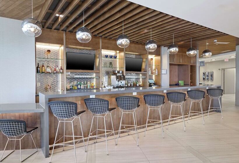 בית מלון כפרי Doubletree By Hilton Edmonton Downtown