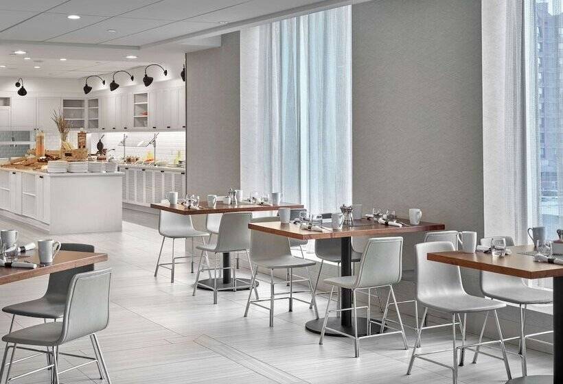 בית מלון כפרי Doubletree By Hilton Edmonton Downtown