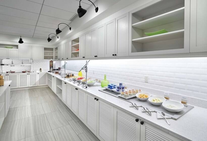 هتل Doubletree By Hilton Edmonton Downtown