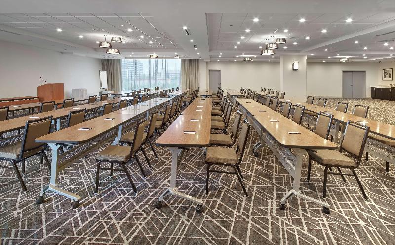 בית מלון כפרי Doubletree By Hilton Edmonton Downtown