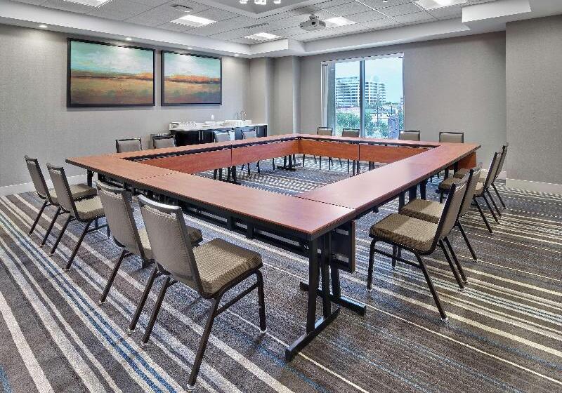 هتل Doubletree By Hilton Edmonton Downtown