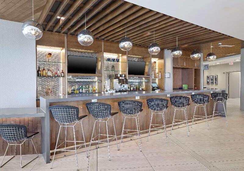 هتل Doubletree By Hilton Edmonton Downtown