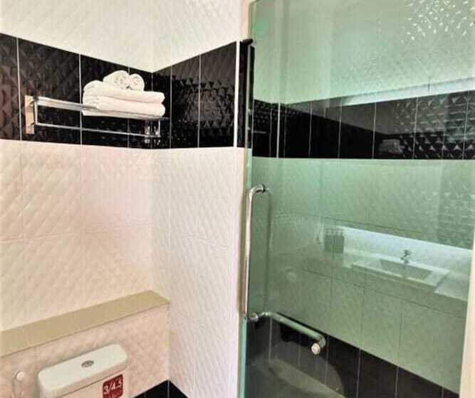 בית מלון כפרי Mountain Resort Koh Lipe