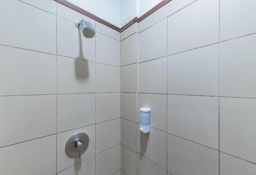 ホテル Reddoorz Plus @ Cipaganti Street 3