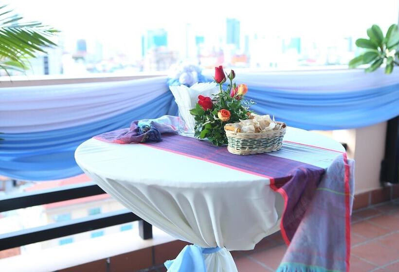 בית מלון כפרי Samnang Laor Phnom Penh