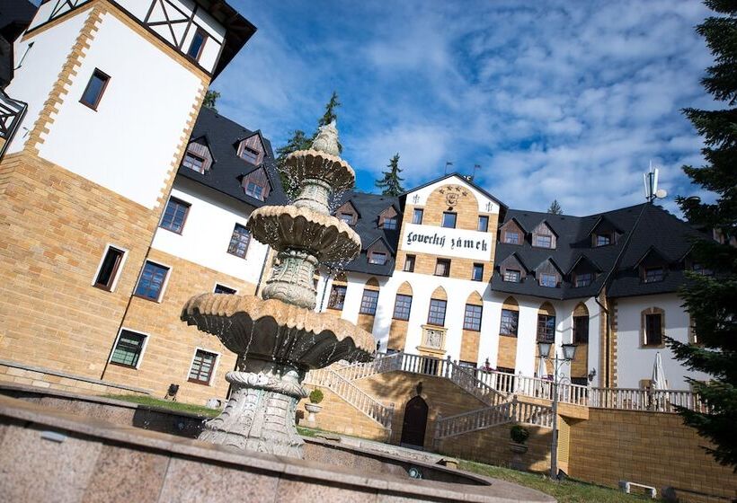 Отель Zámek Lužec Spa & Wellness Resort