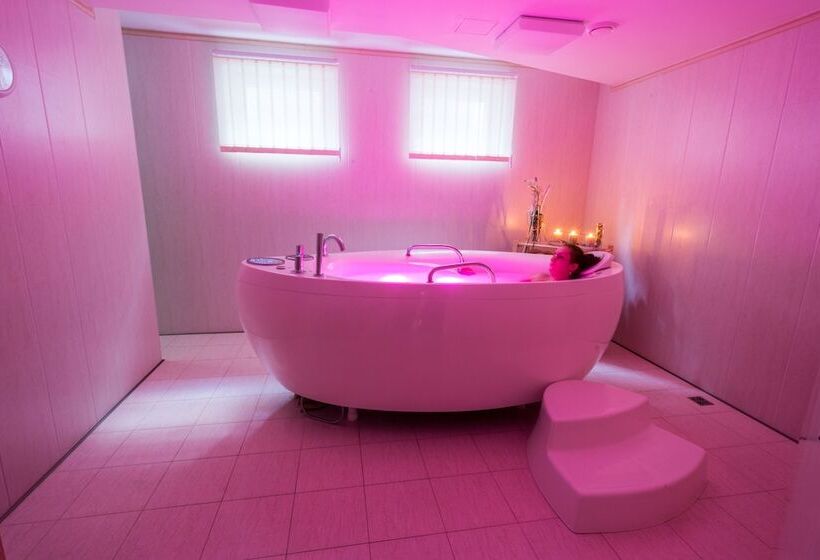 Отель Zámek Lužec Spa & Wellness Resort