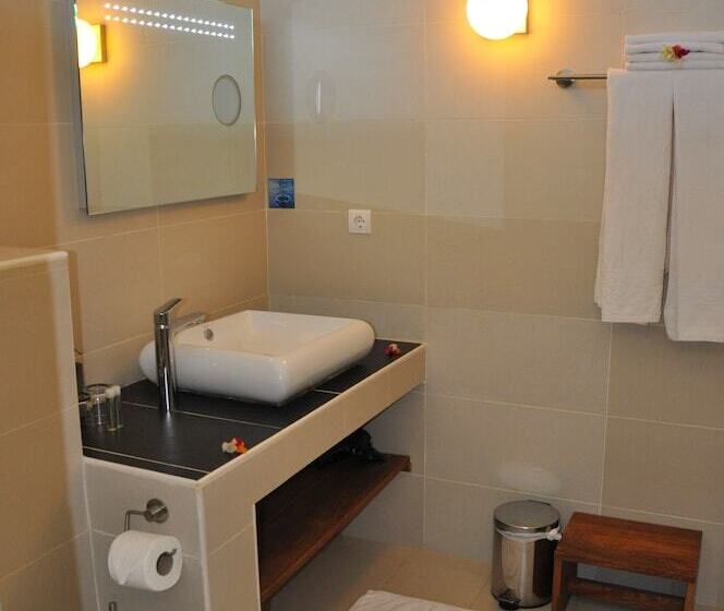 Leo S Beach Hotel & Restaurant Adults Only