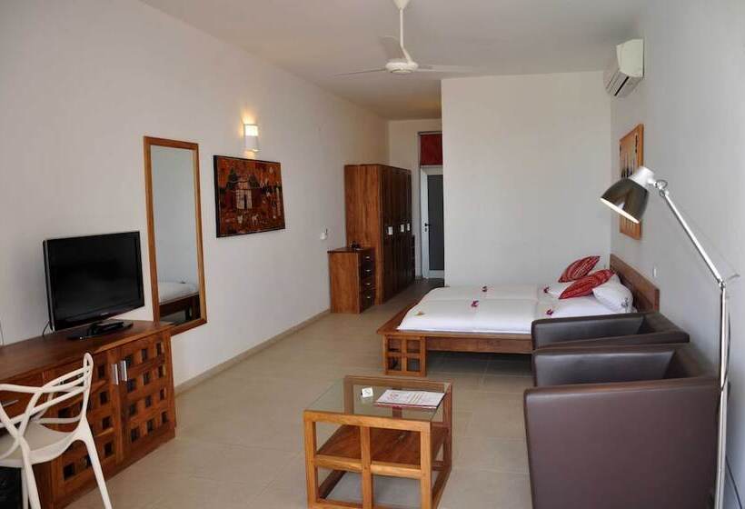 Leo S Beach Hotel & Restaurant Adults Only