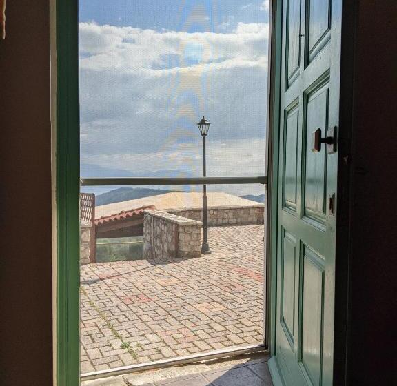 ベッドアンドブレックファースト Gerofotis Traditional Guesthouse Est 1892   Close To Aigio, Akoli, Selianitika