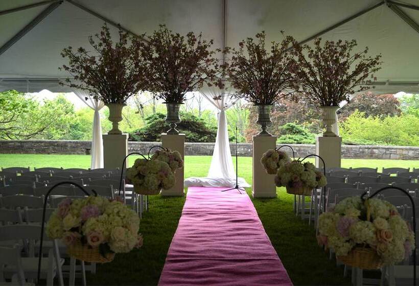 مبيت وإفطار The Castle At Skylands Manor