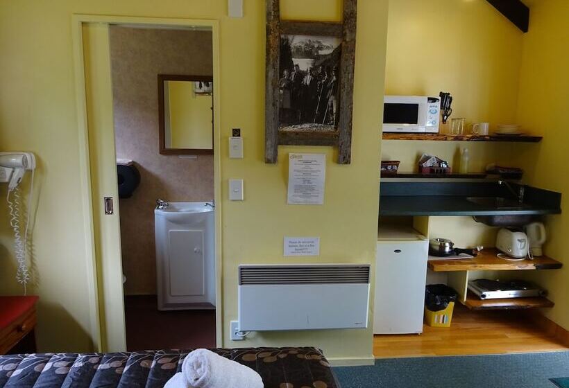 Glow Worm Accommodation   Hostel