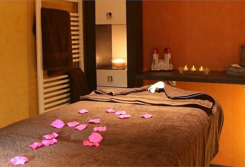 בית מלון כפרי Château De La Dame Blanche   Logis