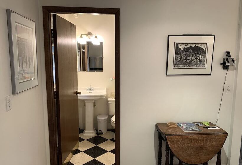 فندق Inn At Creek Street