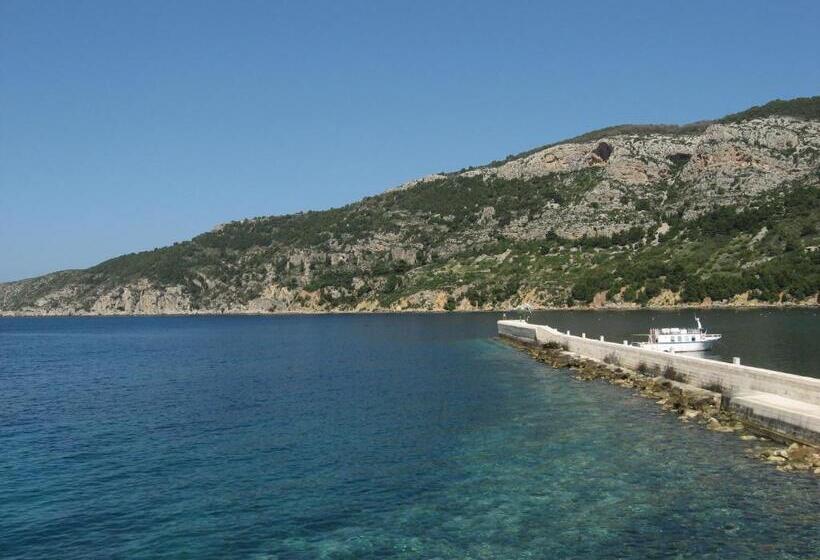 فندق Apartments And Rooms By The Sea Komiza, Vis   2431