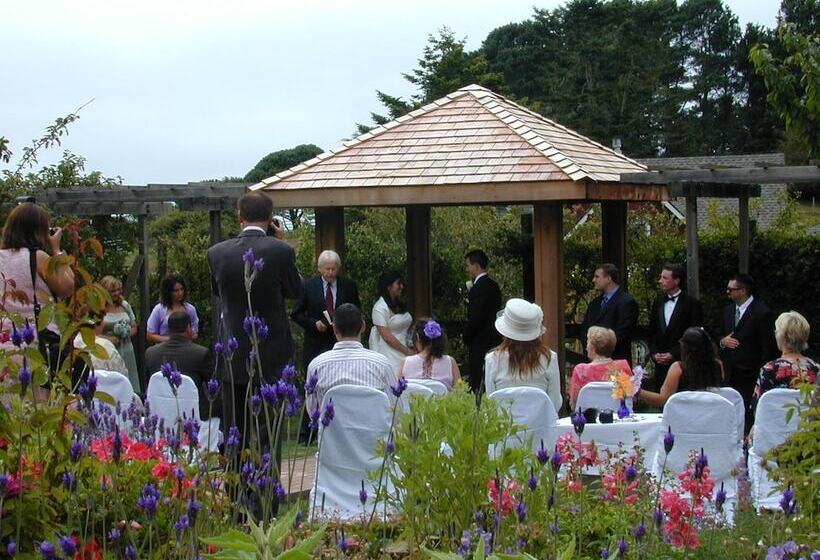 Отель The Stanford Inn By The Sea Eco Resort