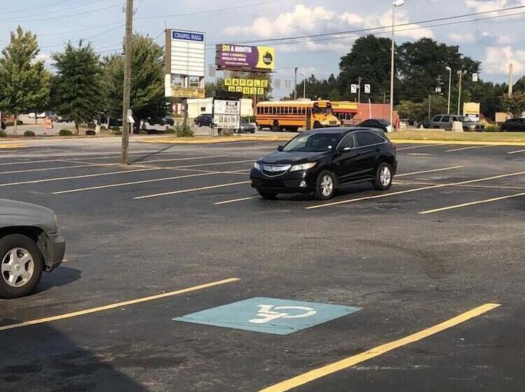 فندق على الطريق Haven Inn & Suites