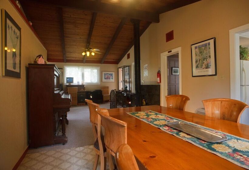 פנסיון Volcano Hale