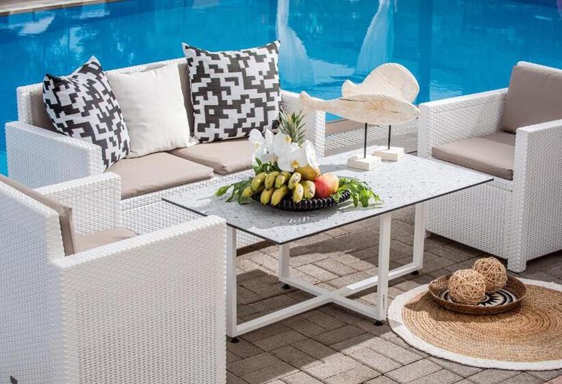 Everest Apartments And Suites