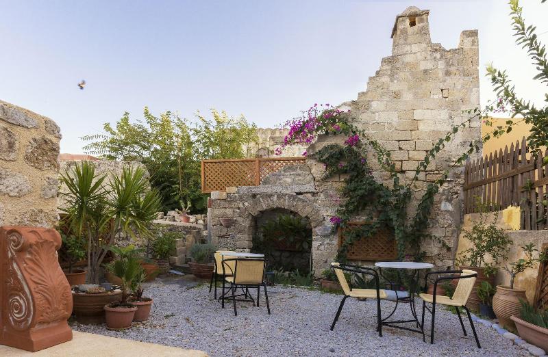 בית מלון כפרי Camelot Traditional & Classic