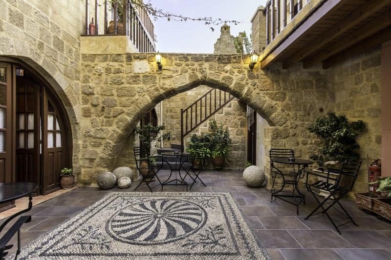 בית מלון כפרי Camelot Traditional & Classic