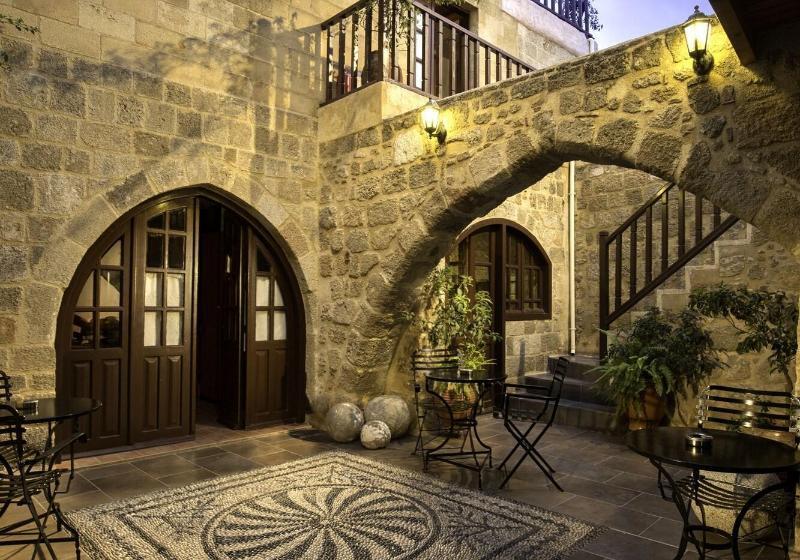 בית מלון כפרי Camelot Traditional & Classic