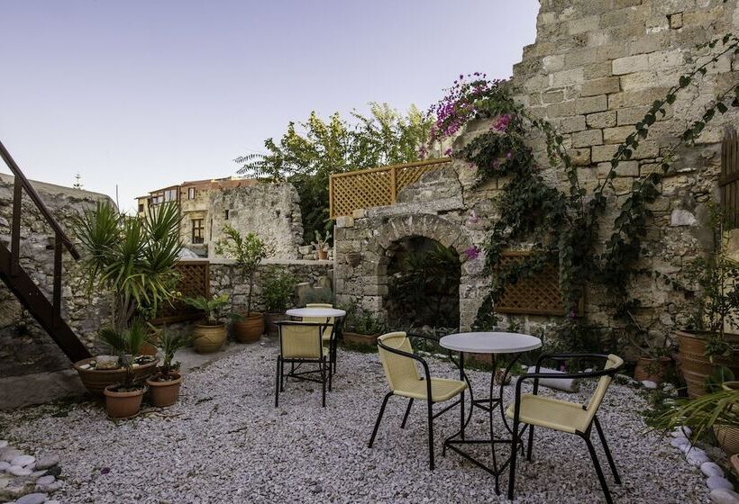 בית מלון כפרי Camelot Traditional & Classic