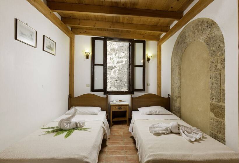 בית מלון כפרי Camelot Traditional & Classic