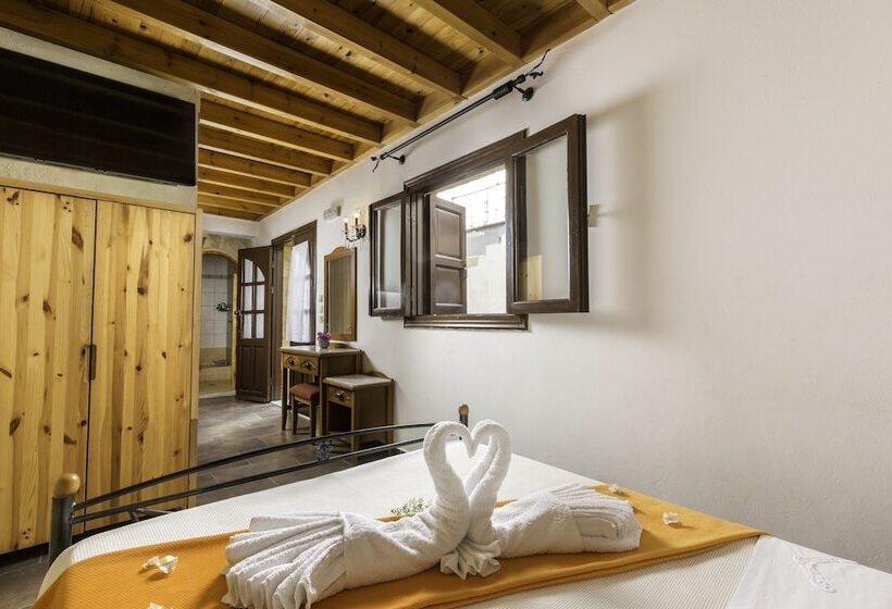 בית מלון כפרי Camelot Traditional & Classic