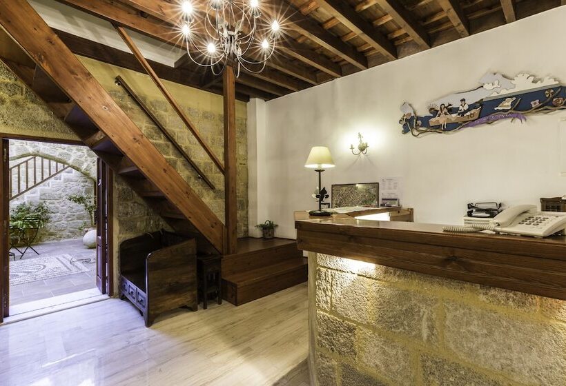 בית מלון כפרי Camelot Traditional & Classic