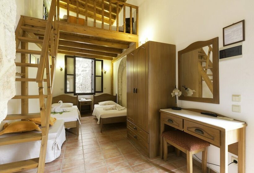 בית מלון כפרי Camelot Traditional & Classic