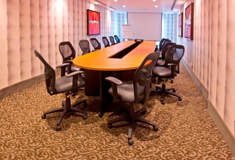 Отель Holiday Inn Express & Suites Queretaro, An Ihg