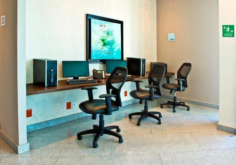 Отель Holiday Inn Express & Suites Queretaro, An Ihg