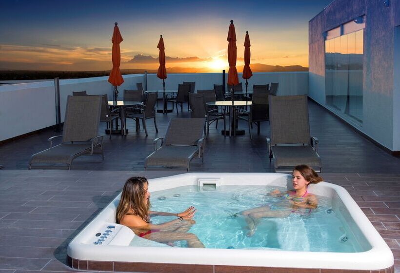 Отель Holiday Inn Express & Suites Queretaro, An Ihg