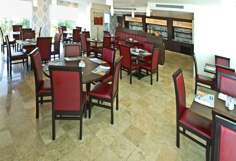 Отель Holiday Inn Express & Suites Queretaro, An Ihg