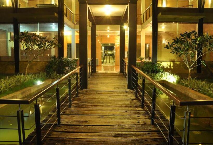 Отель Laya Safari Resorts & Spa