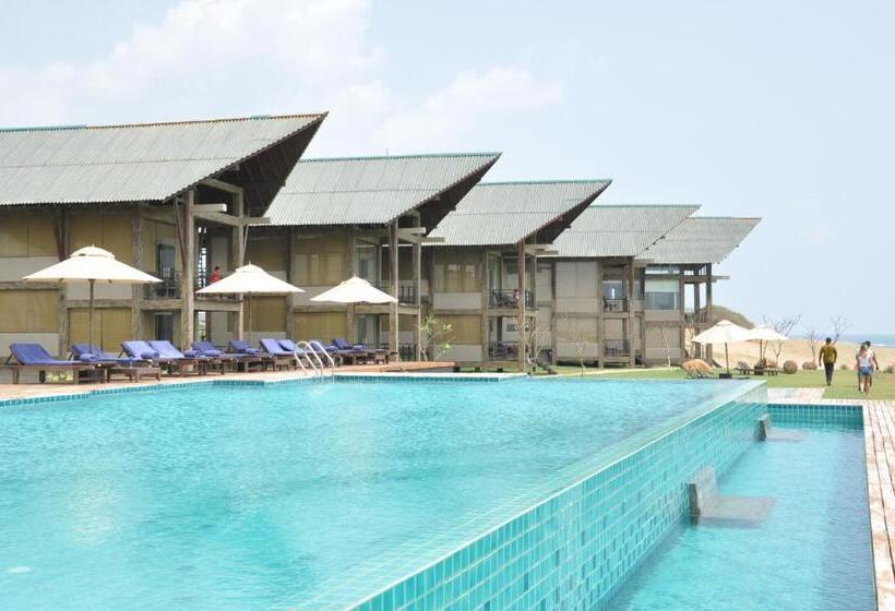 Отель Laya Safari Resorts & Spa