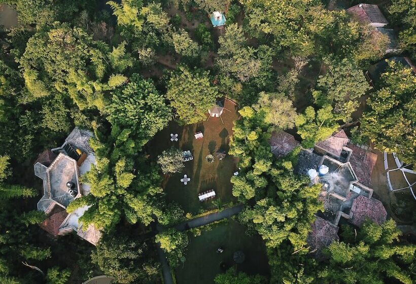 호텔 Pench Jungle Camp