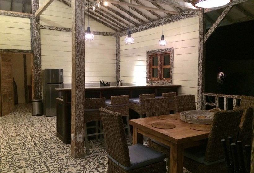 酒店 Scallywags Beach Club