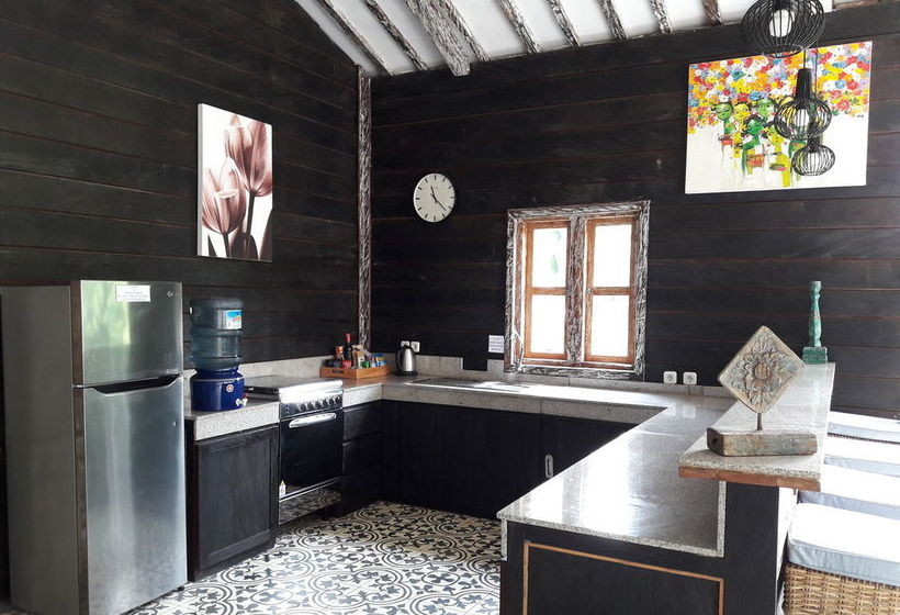 酒店 Scallywags Beach Club