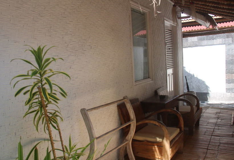 酒店 Scallywags Beach Club