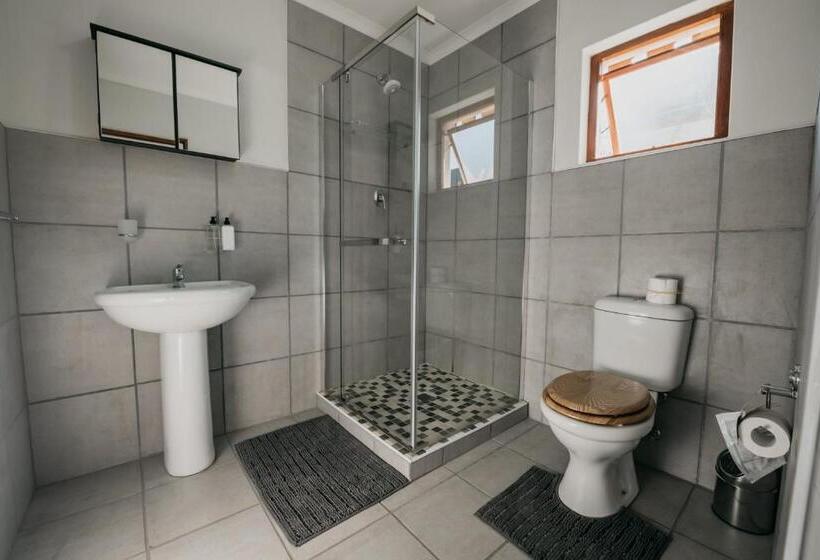 ペンション The Village Lodge