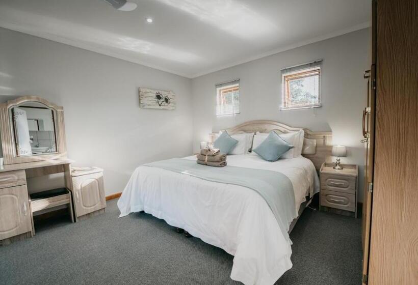 ペンション The Village Lodge