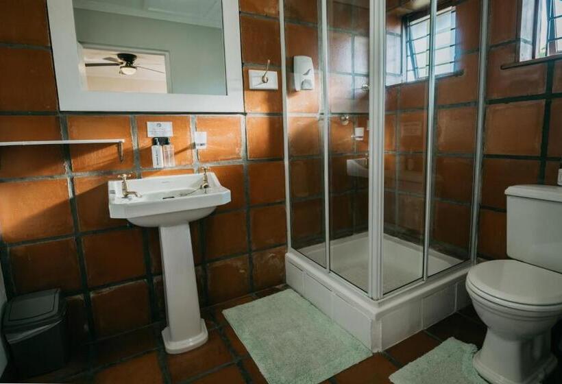 ペンション The Village Lodge