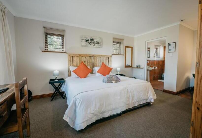 ペンション The Village Lodge